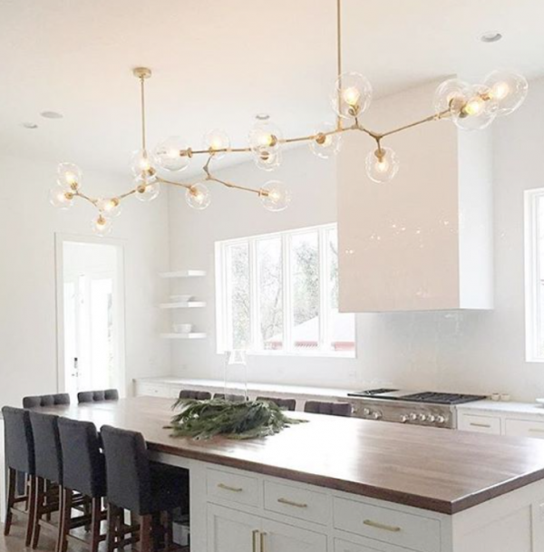 Dapur dengan langit-langit tinggi dan lampu gantung bergaya klasik